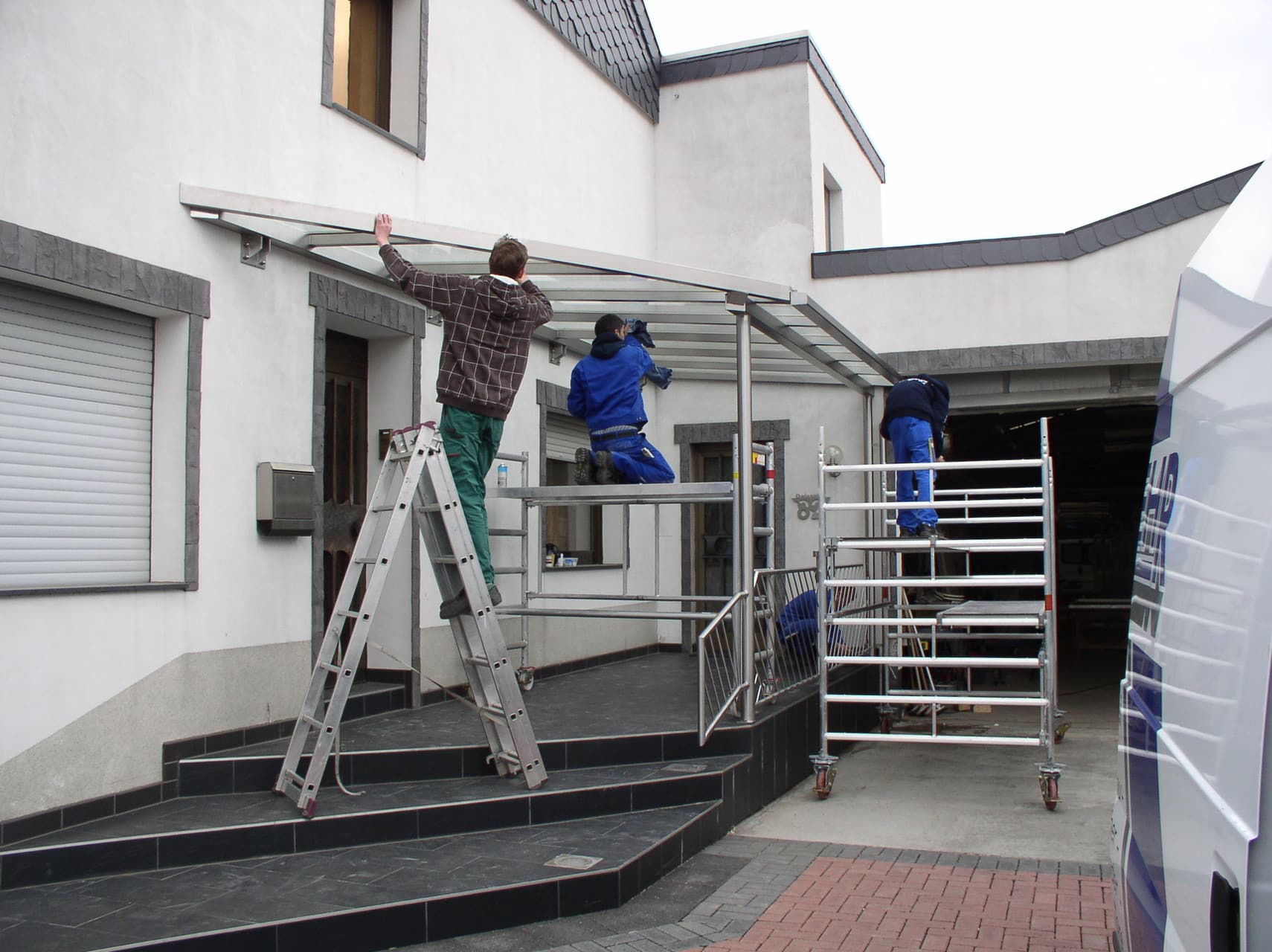 Metallbau Diehr beim Bau eines Terrassenüberdachs